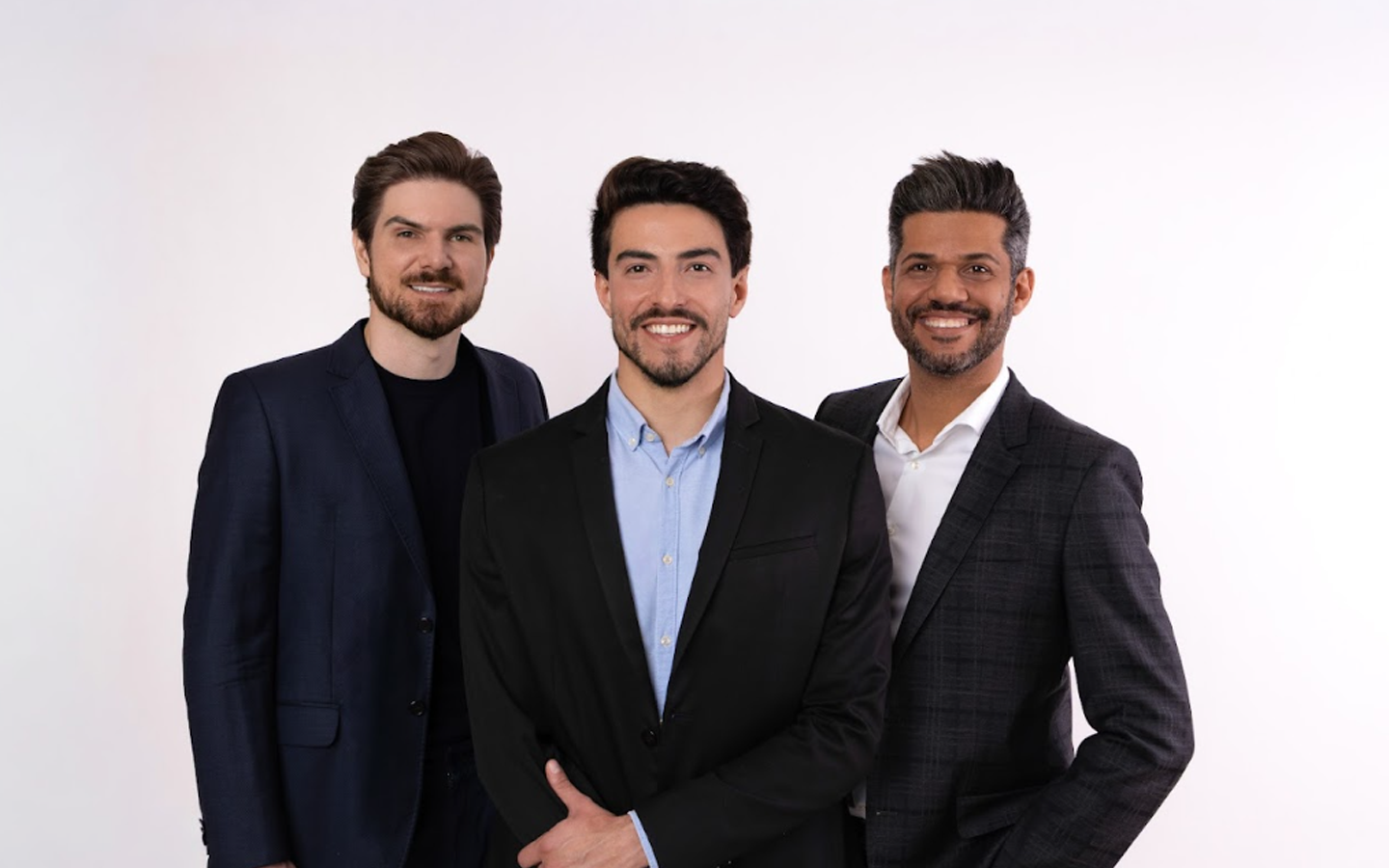 Victor Manachini ao lado dos sócios da WorkAI em encontro sobre inteligência artificial, automação e inovação na saúde.