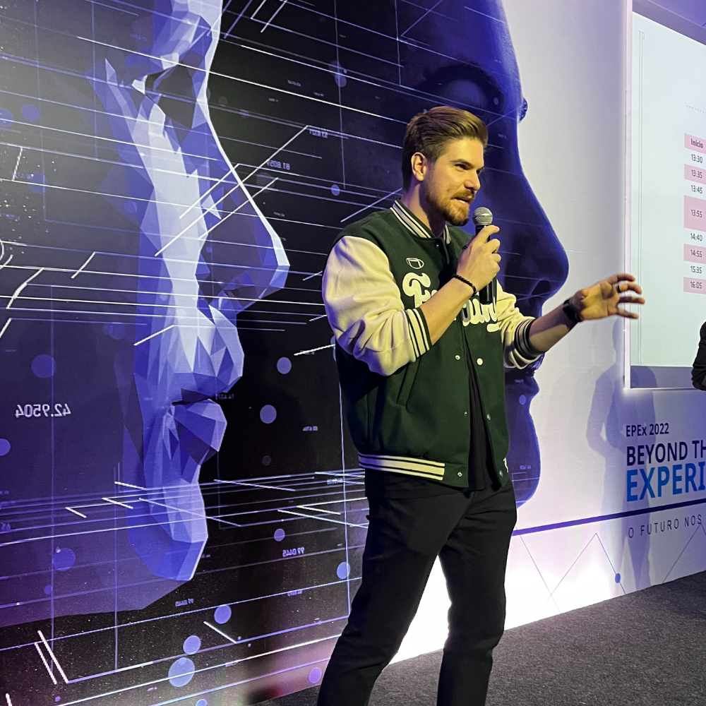 Victor Manachini palestrando sobre inteligência artificial, inovação e o futuro das profissões.