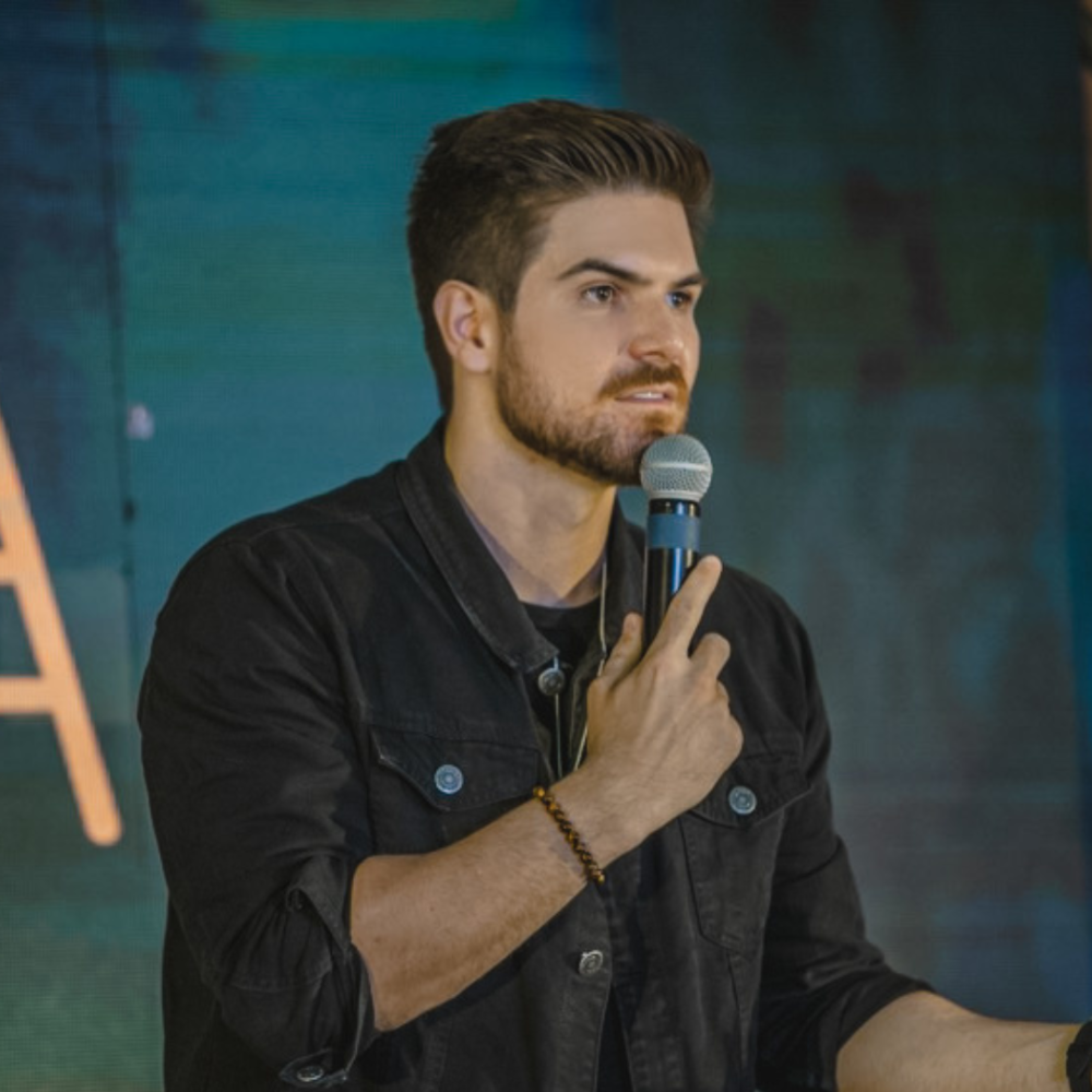 Victor Manachini palestrando sobre inteligência artificial, inovação e o futuro das profissões.