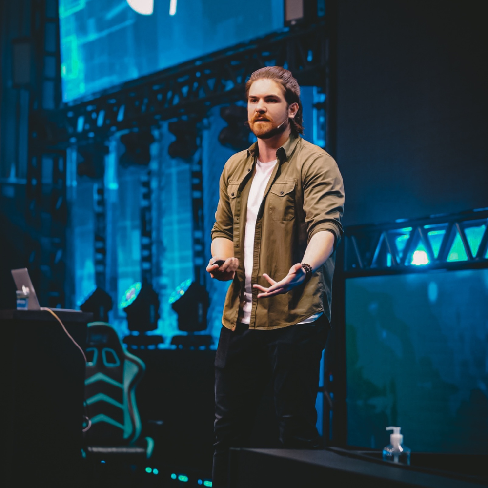 Victor Manachini palestrando sobre inteligência artificial, inovação e o futuro das profissões.