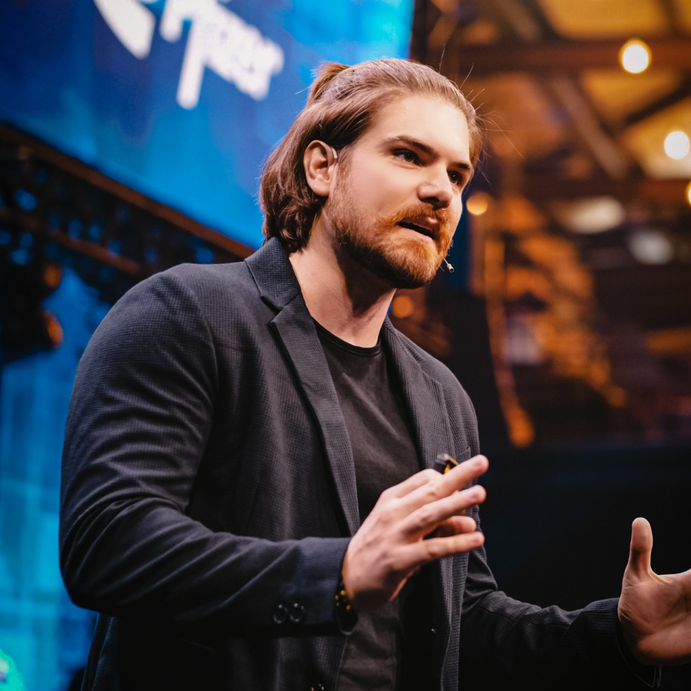 Victor Manachini palestrando sobre inteligência artificial, inovação e o futuro das profissões.