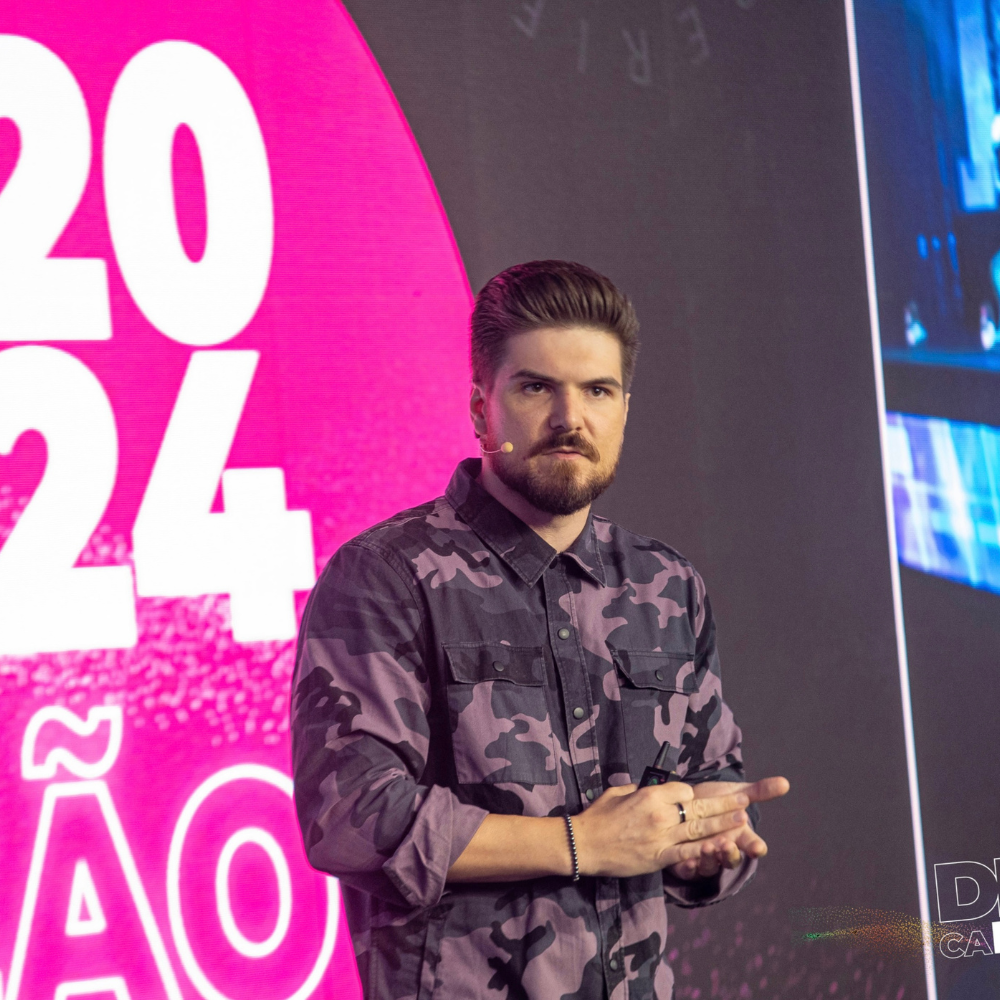 Victor Manachini palestrando sobre inteligência artificial, inovação e o futuro das profissões.