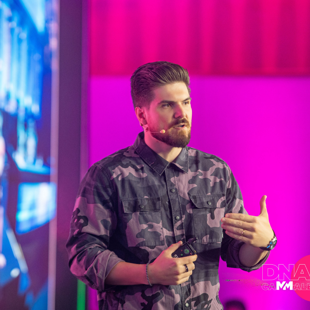 Victor Manachini palestrando sobre inteligência artificial, inovação e o futuro das profissões.