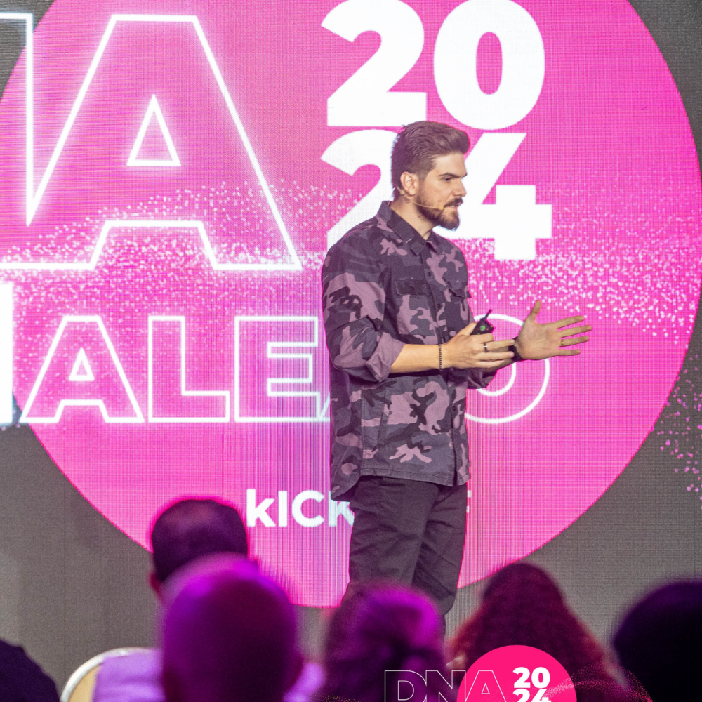 Victor Manachini palestrando sobre inteligência artificial, inovação e o futuro das profissões.