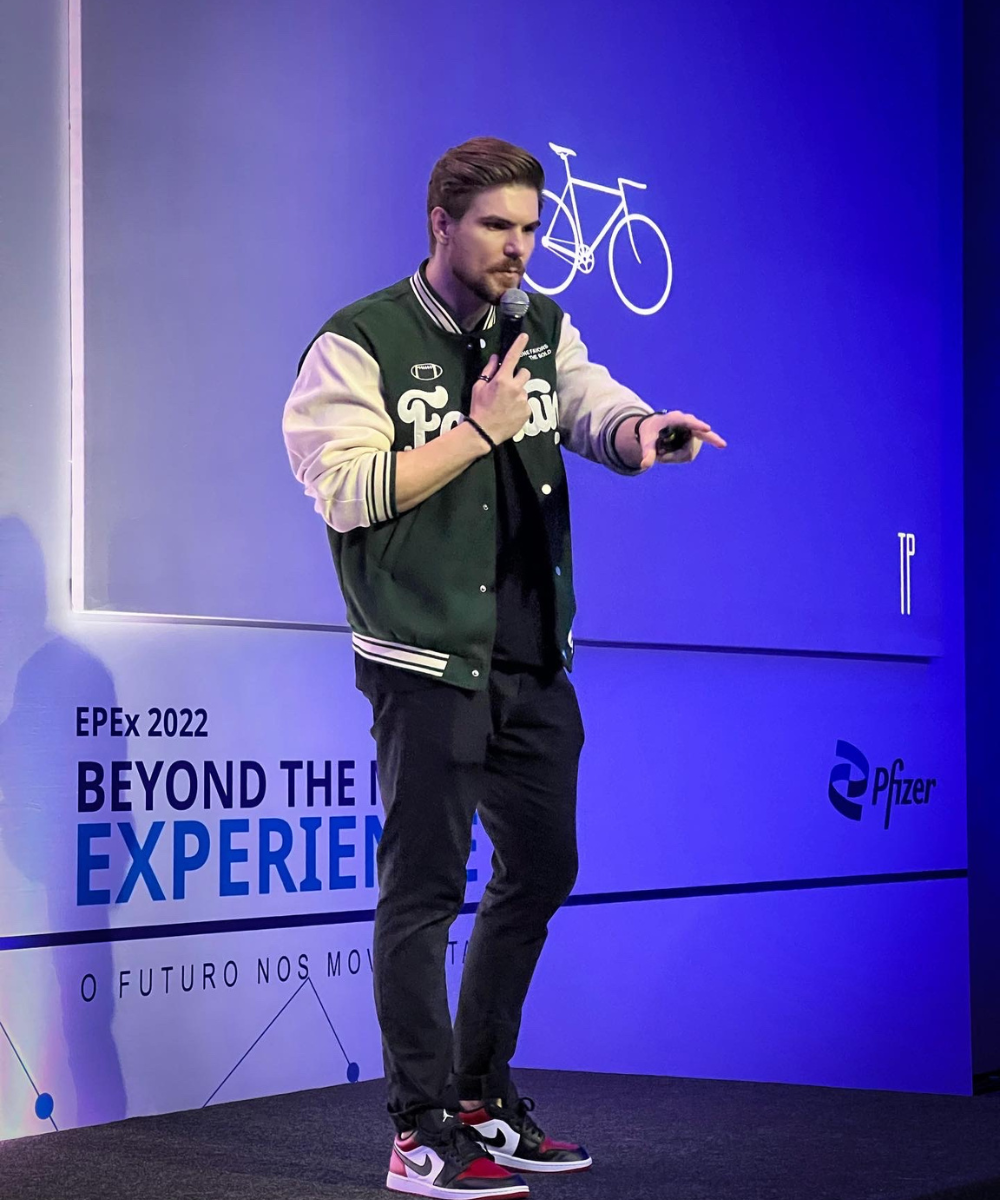 Victor Manachini palestrando sobre inteligência artificial, inovação e o futuro das profissões.