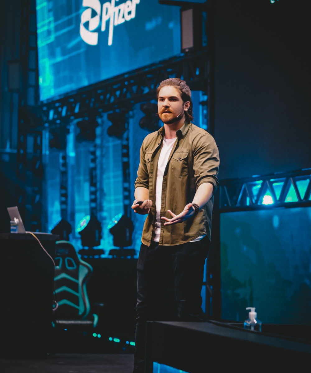 Victor Manachini palestrando sobre inteligência artificial, inovação e o futuro das profissões.