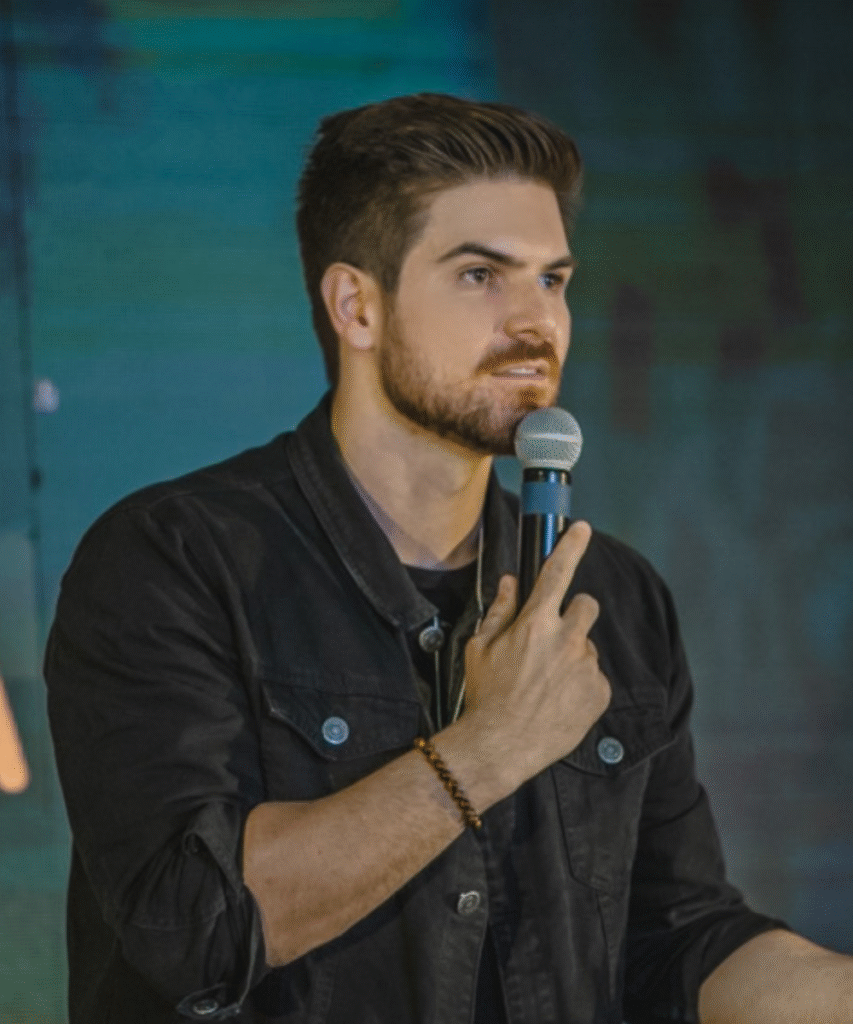 Victor Manachini palestrando sobre inteligência artificial, inovação e o futuro das profissões.