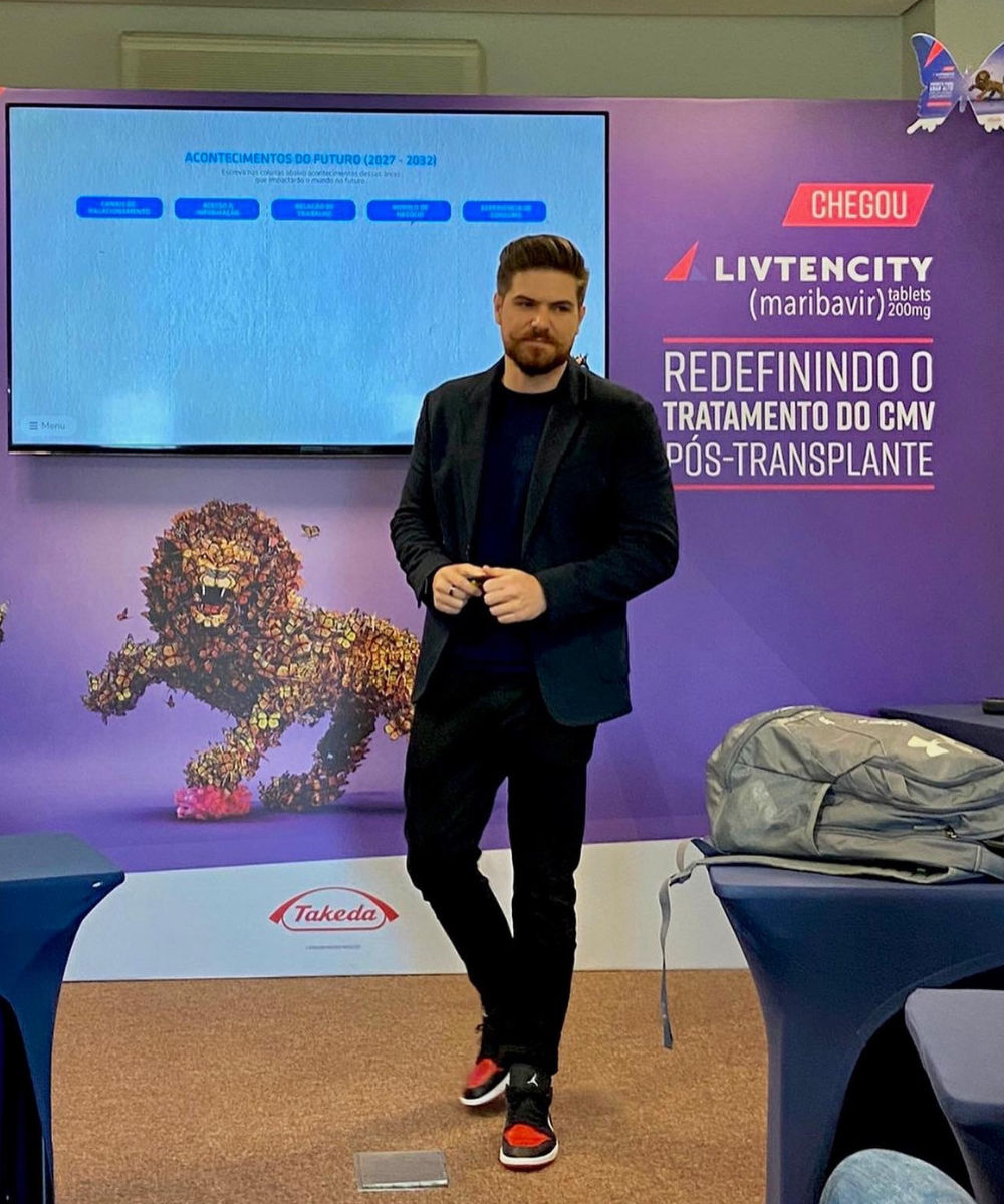 Victor Manachini palestrando sobre inteligência artificial, inovação e o futuro das profissões.