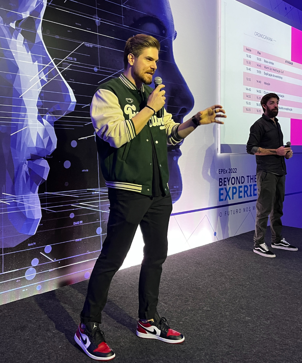 Victor Manachini palestrando sobre inteligência artificial, inovação e o futuro das profissões.