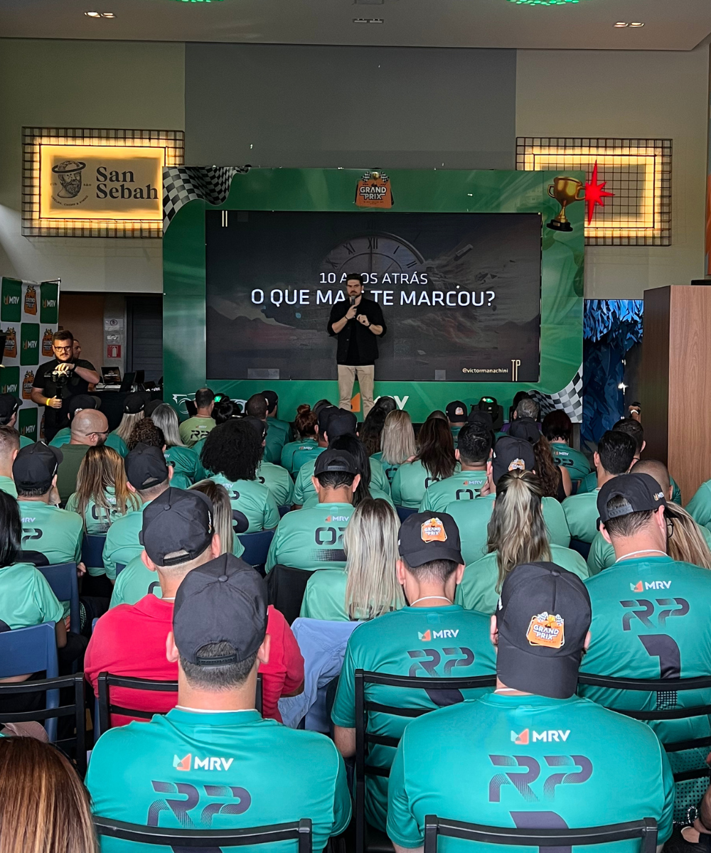 Victor Manachini palestrando sobre inteligência artificial, inovação e o futuro das profissões.